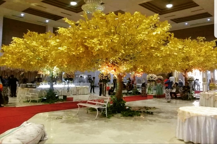 tiga_dara_Pohon Raksasa_Dekorasi Pohon Gold
