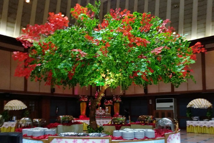 tiga_dara_Pohon Raksasa_Dekorasi Pohon Maple Warna Warni