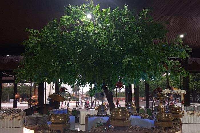 tiga_dara_Pohon Raksasa_Dekorasi Pohon Maple Hijau